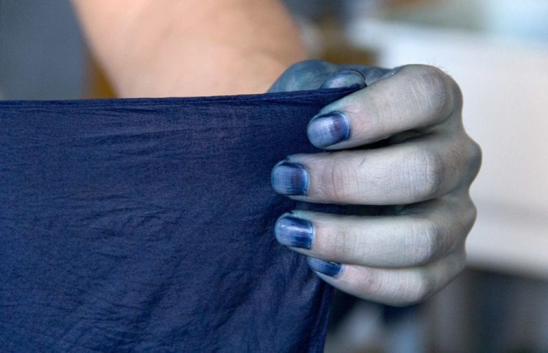 bàn tay màu xanh chàm